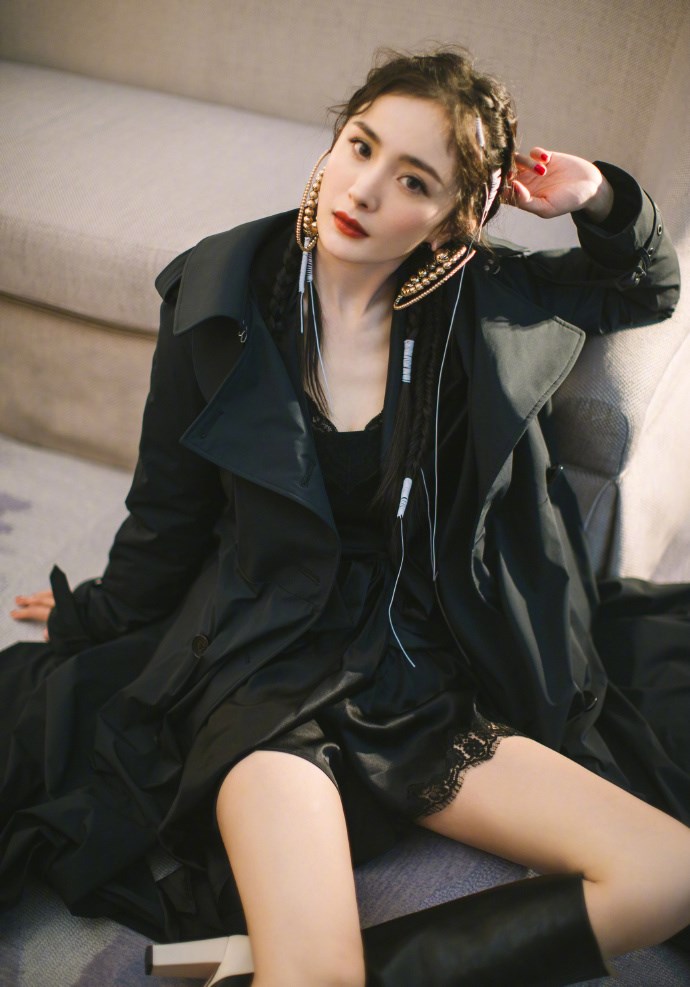 杨幂白蕾丝裙造型,杨幂蕾丝薄纱连衣裙穿搭