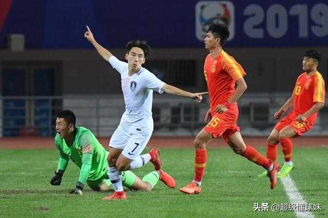 痛心！面对韩国球员挑衅国青哑声一旁呆望看看老前辈是怎么做的