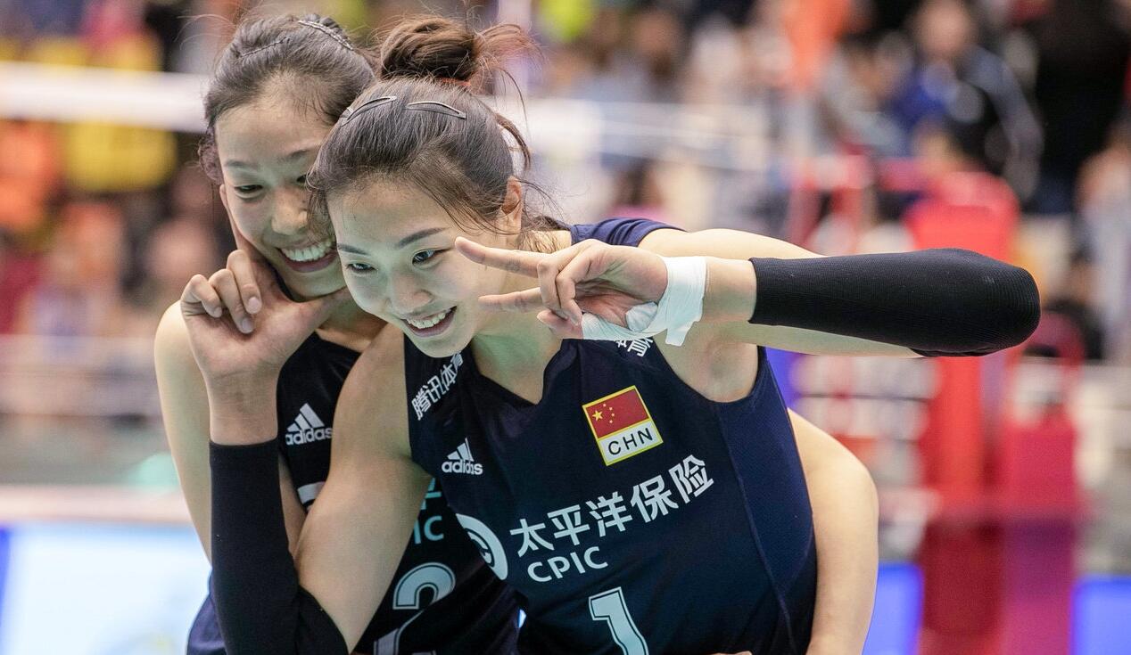 女排朱婷20分钟救主,女排李盈莹砍下32分