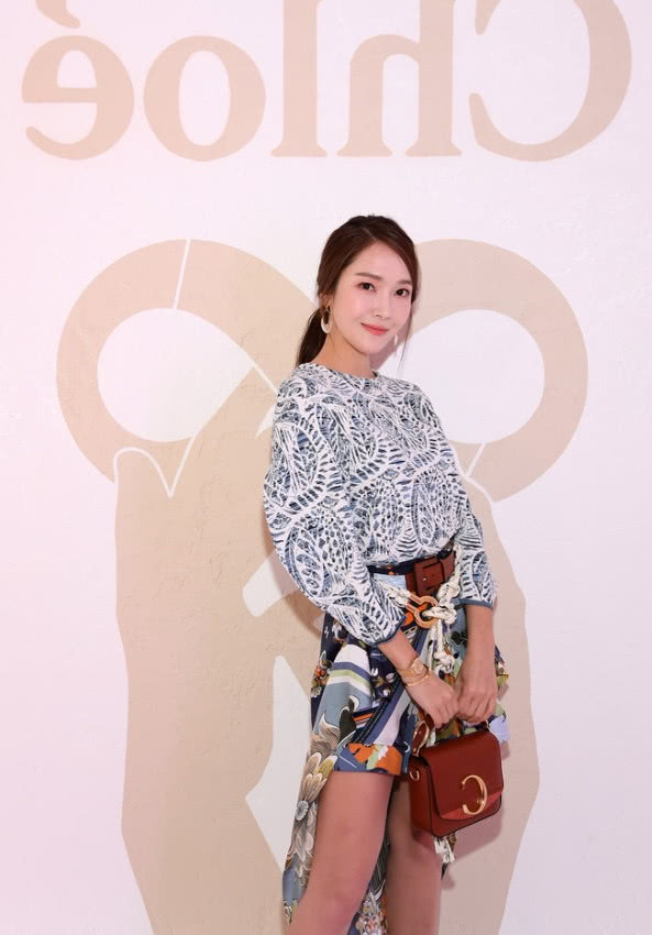 郑秀妍系了皮带还要系一条麻绳，把裤裙穿成披风，也是很个性了！