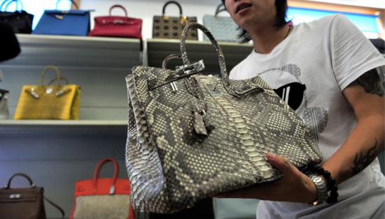 海外低价奢侈品代购真相,奢侈品包包代购造假黑幕曝光