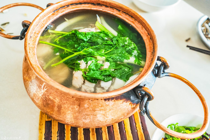 在高山湖泊边拍摄的风景照片湖底,绝美天池风光摄影照片