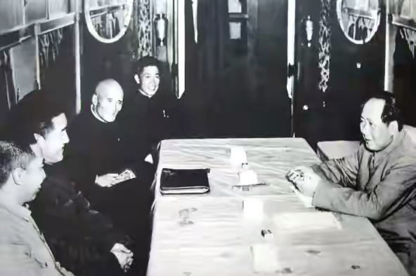 开国中将历任两大军区政委，主席南下两次与他谈话，后被免职降级