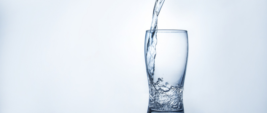 喝水的误区这样喝水小心有害健康,喝水按照标准时间喝对身体最健康