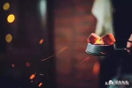 歌词里的故事许嵩,歌词里的故事作文500字