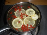 柠檬枸杞煮水的做法和功效,柠檬泡枸杞如何制作