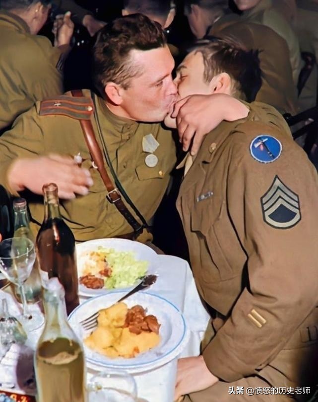 珍贵老照片：穿西装的希特勒、下跪的清政府、原*弹子**爆炸的场面