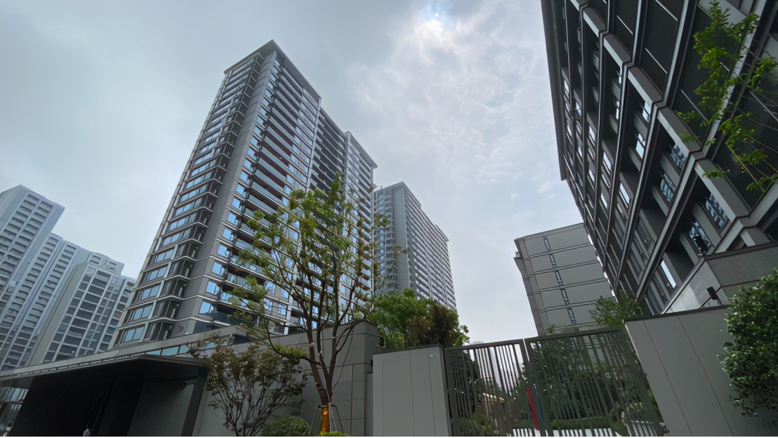 电梯因暴雨变水帘洞漏水,小区渗水地下室成水帘洞