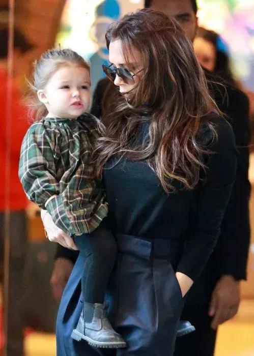 她剪个短发抢尽贝嫂风头！买别墅学骑马，被宠大的孩子有多幸福？