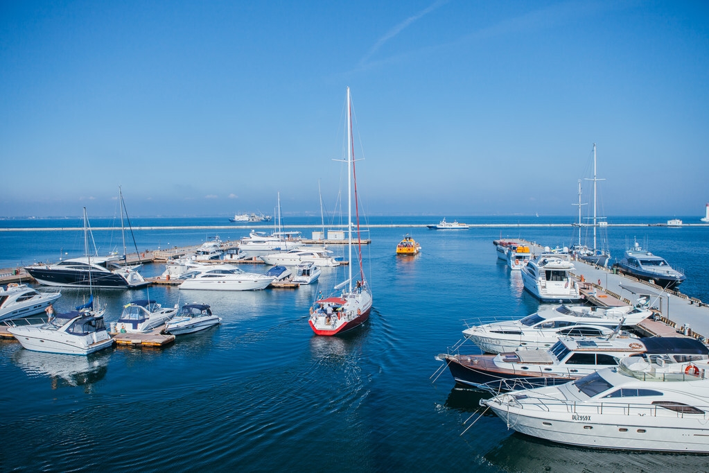 白本护照美国旅游免签,白本护照过境免签新加坡