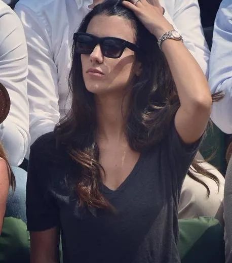 他是阿森纳著名厂花，老婆美若天仙还倒追