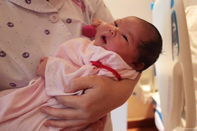 女大学生宿舍产子生下9斤重儿子,湖北大学女生生下9斤重男婴