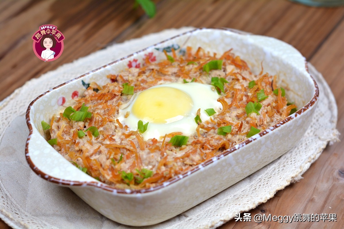 1碗肉馅1个蛋，顺手蒸个鸟巢太阳蛋，香嫩多汁，老公说有老家味儿