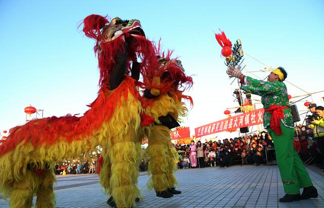 巴里坤：花馍锅盔黑走马，腰鼓声声响震天