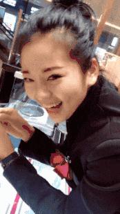 这只鹦鹉一直以为他是一只猴，所以每天都在重复做这个动作