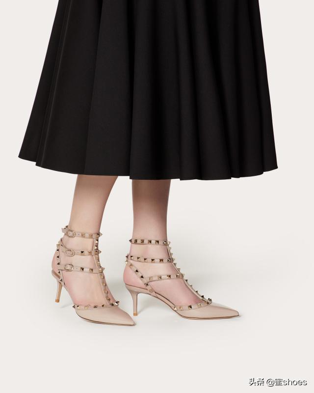 华伦天奴粉色铆钉高跟鞋穿搭,华伦天奴高跟鞋配红裙