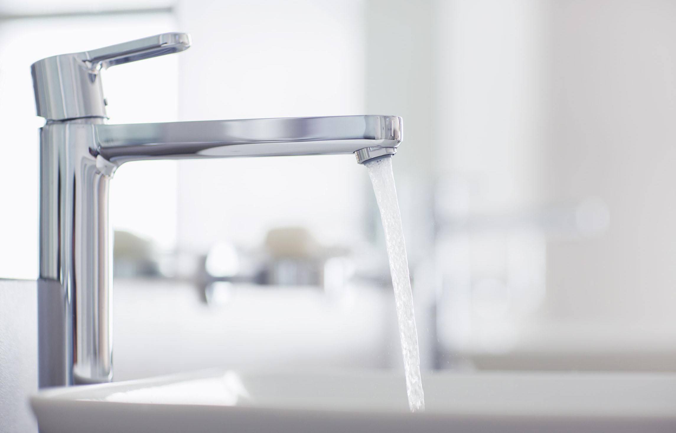 冷热水龙头怎么更换电热水龙头,水龙头怎么更换才是正的