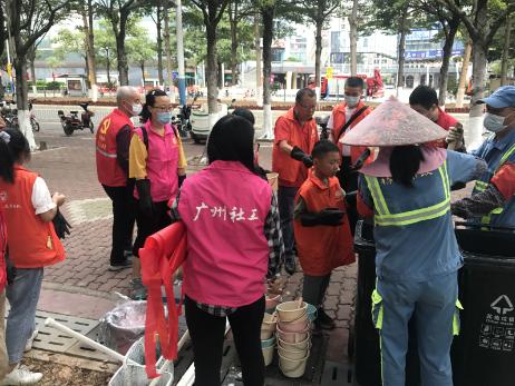 番禺｜桥南街开展“大小齐动手，大树换新装”社区美化活动