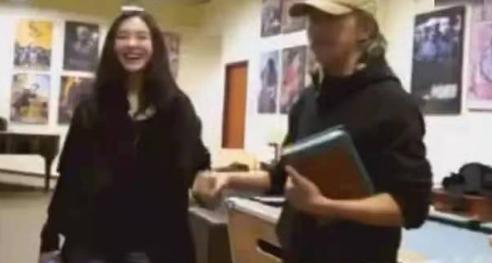 张柏芝晒星爷旧照,张柏芝周星驰大头合照