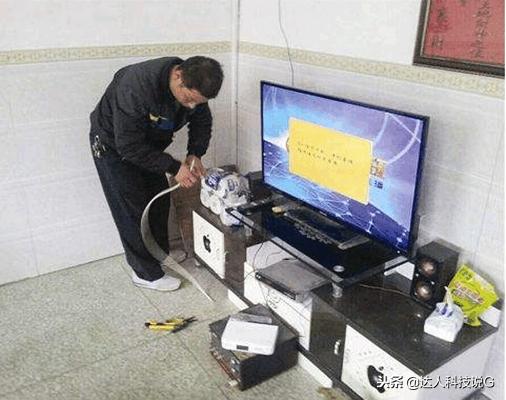 偷偷给电视装一“神器”,不用有线，不用大锅，全家开心看电视