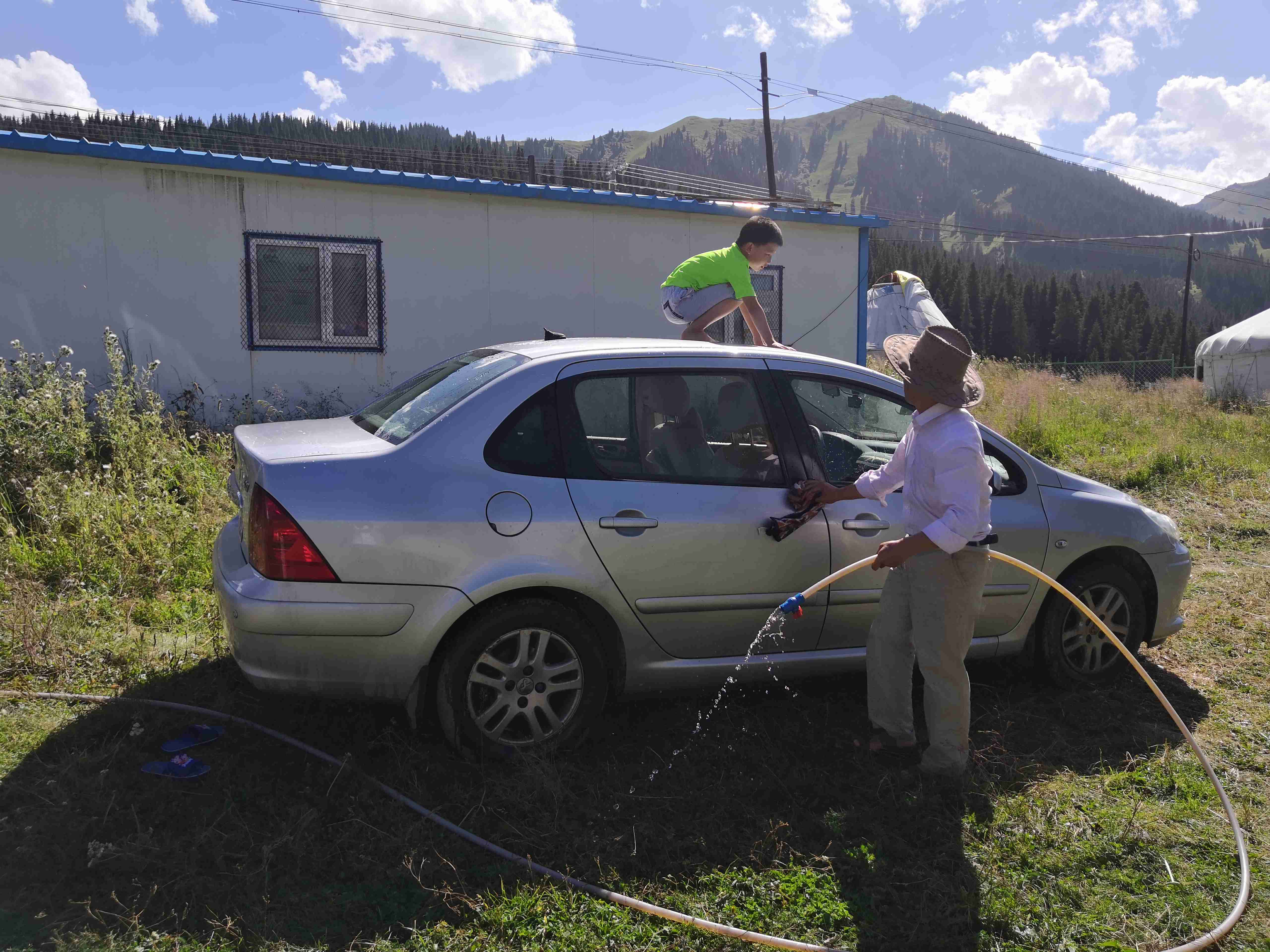 *疆新**蒙古包旅店老板，看他一天的收入多少，一个月就抵我一年工资