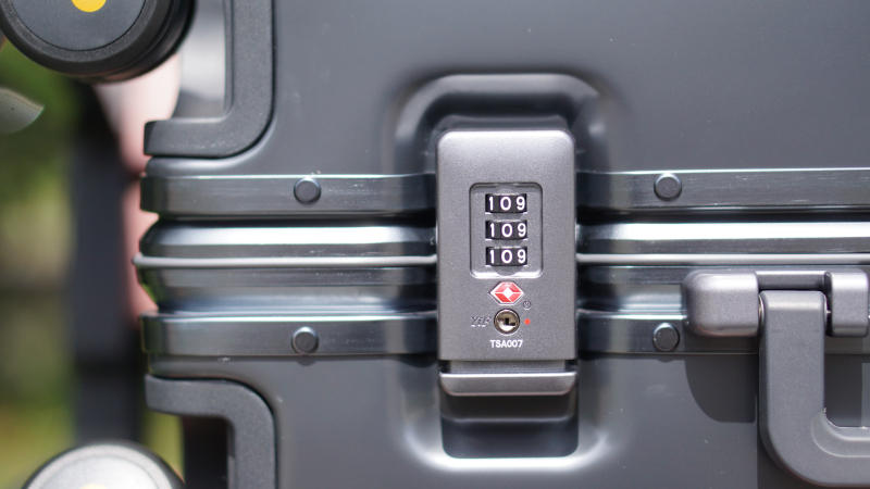 粗铝框设计，TSA密码锁，地平线8号行李箱，出差旅行好伙伴