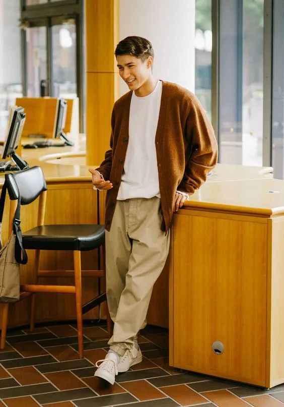 冬浅卡其裤搭配什么上衣,浅卡其休闲裤搭配什么上衣