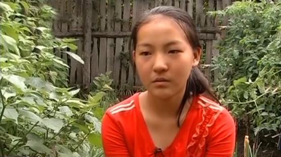 父亲离世母亲改嫁靠小姑摆地摊,父亲离家母亲智障