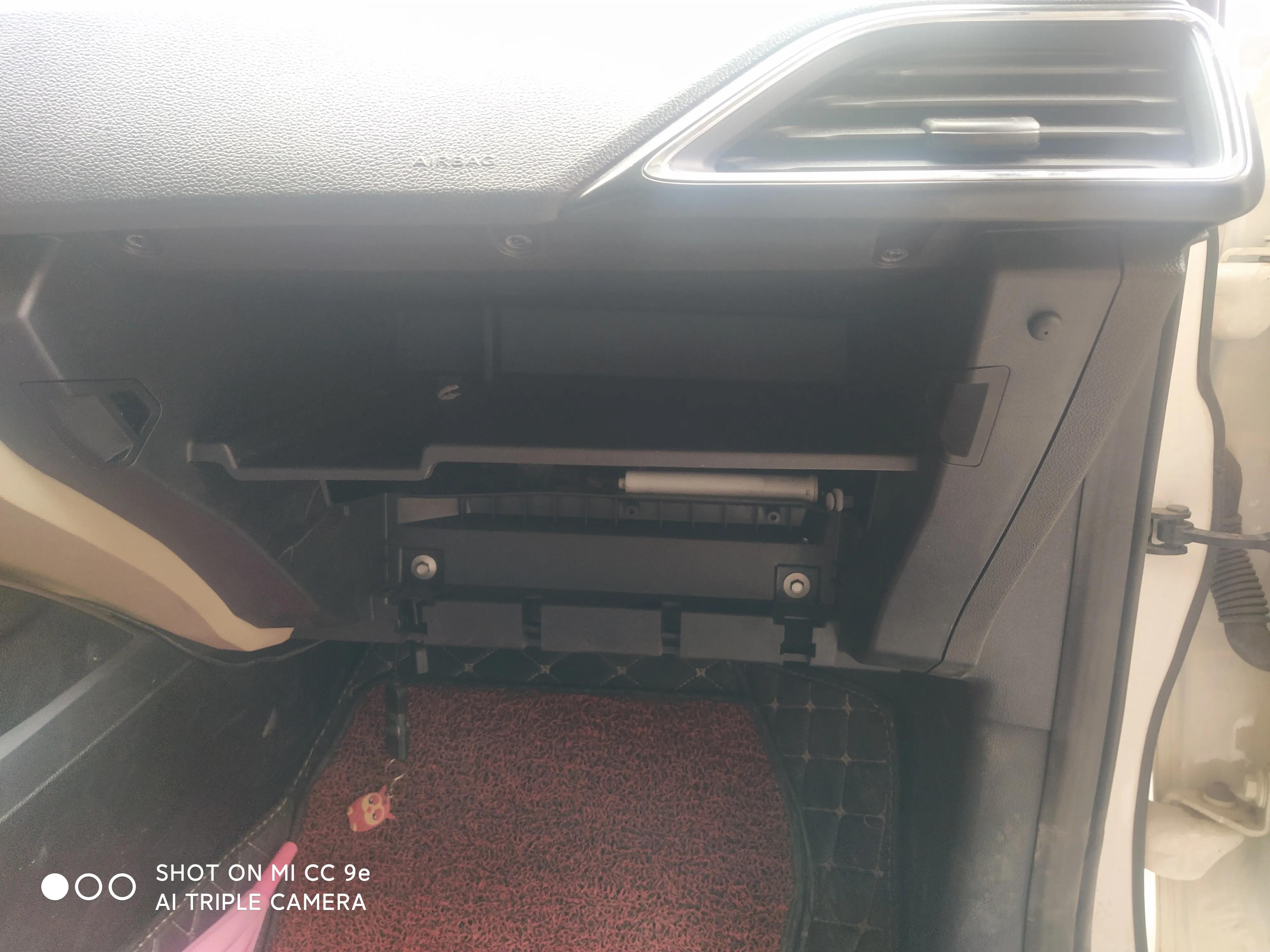 福睿斯手套箱卡扣拆卸,17年福睿斯副驾驶手套箱怎么拆