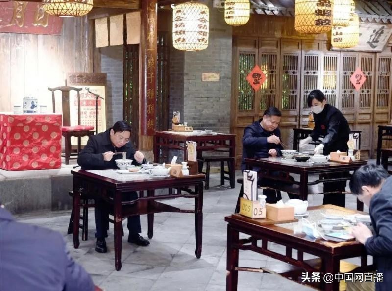 省部级官员去*京大南**牌档，吃了一份鸭血粉丝汤