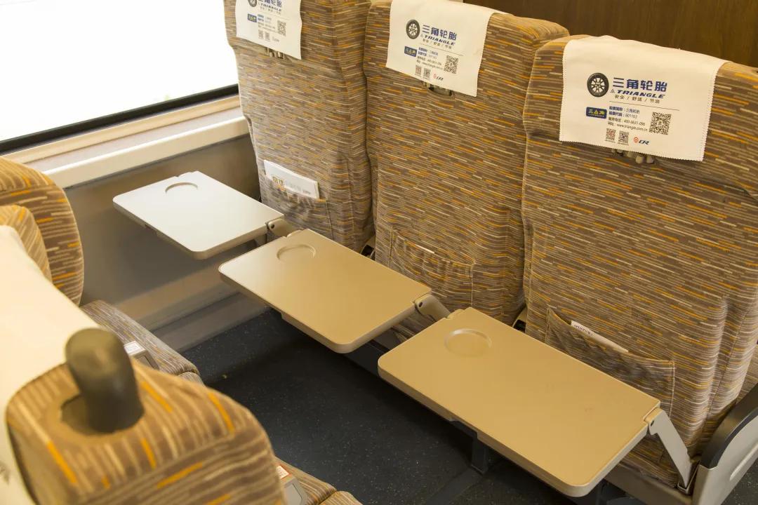 动车上有小桌板吗,动车上的小桌板怎么弄