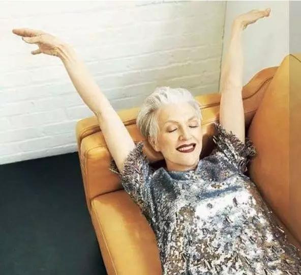 60岁拍裸照，惊艳T台，培养出身价200亿儿子：年龄从来不是问题