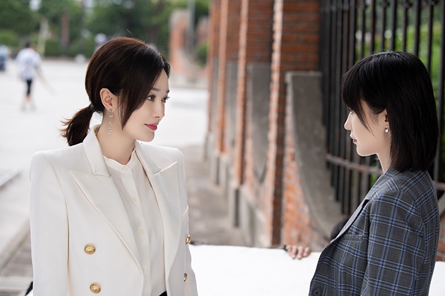 从白月光到莫向晚秦岚只用了支“本宫不死”色口红