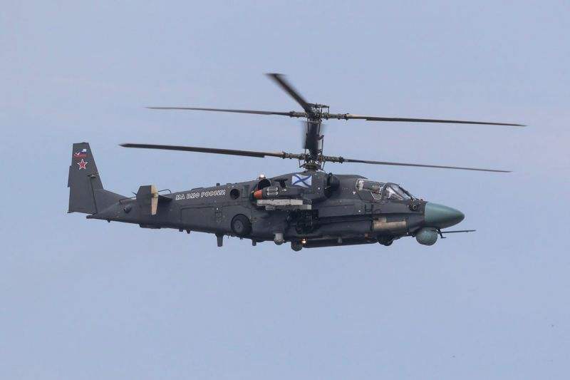 直升机螺旋桨的叶片是水平的吗,直升机螺旋桨两片桨叶