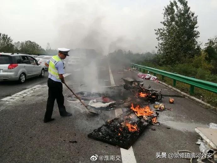 砸窗救人的身影,一群人在暴雨中敲车窗救人