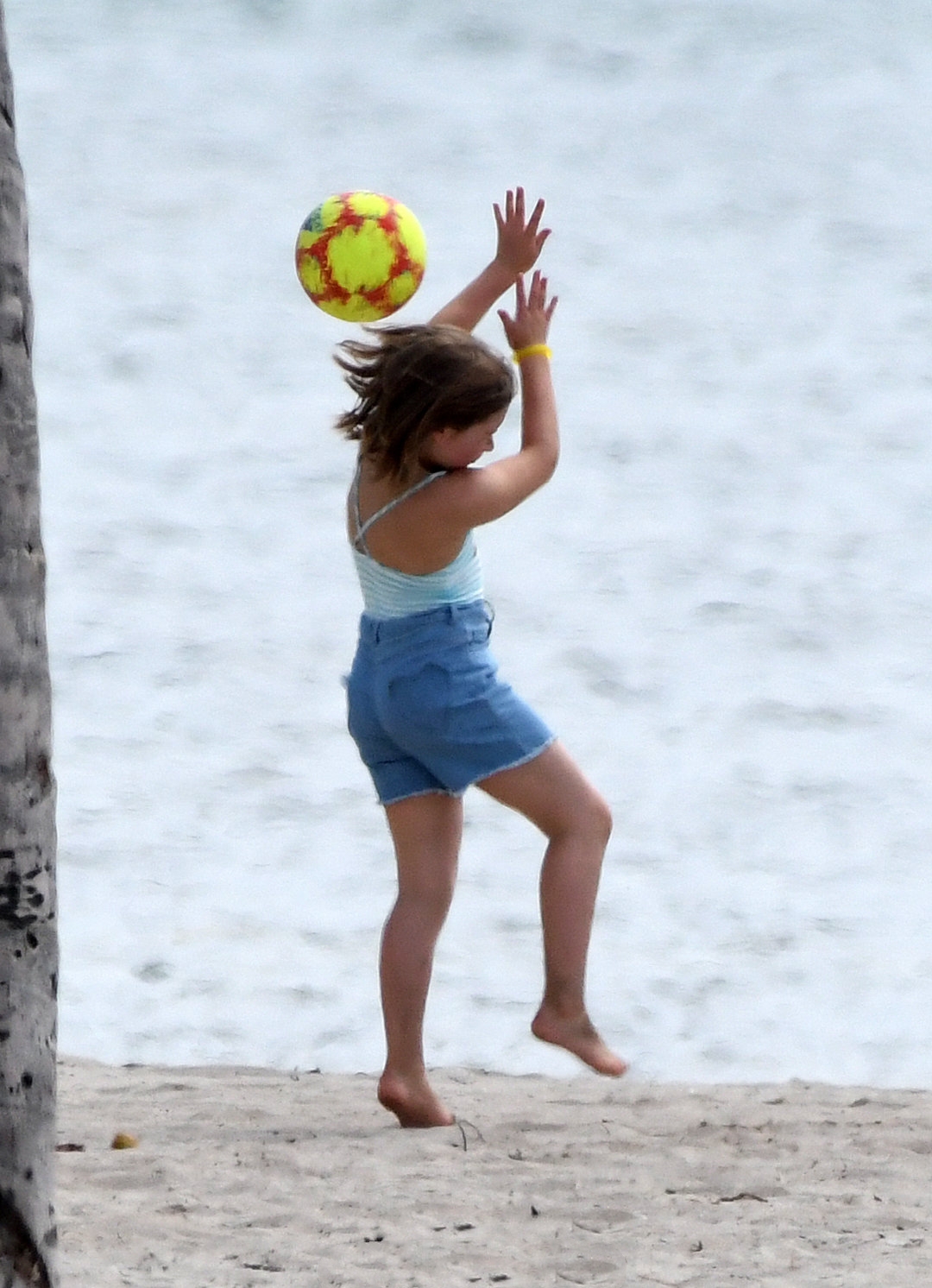 小七是大姑娘了！沙滩踢足球一人对阵两个哥哥，女汉子太有小贝范