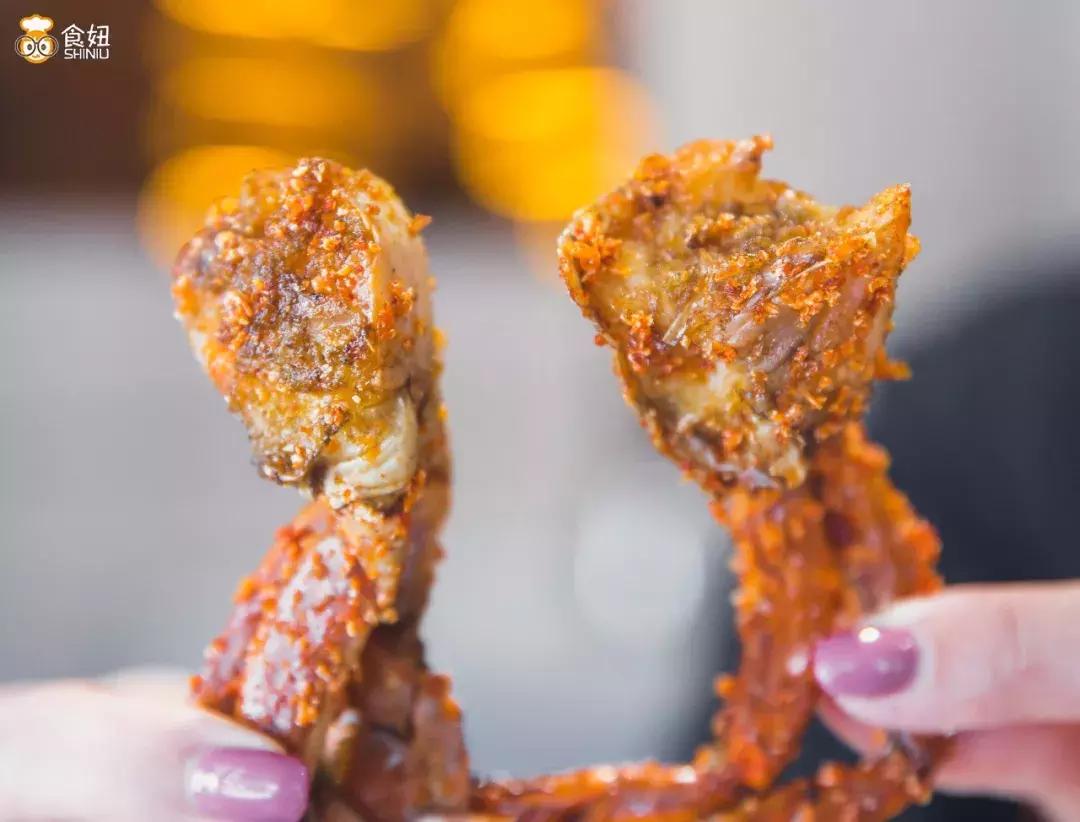 架着凶器吃濑尿虾，简单又粗暴