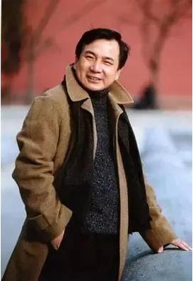 第一个买法拉利的男人，蹲过板房，但一生低调捐款6.3个亿