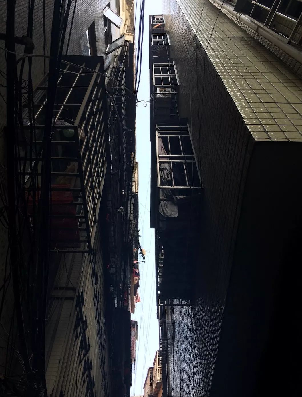 环卫工为什么又辛苦工资又低,环卫工人很辛苦为何工资却很低