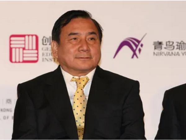 第一个买法拉利的男人，蹲过板房，但一生低调捐款6.3个亿