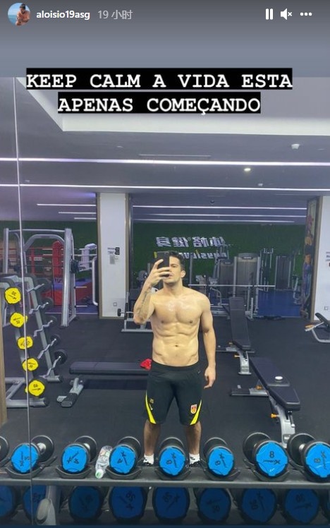 洛国富秀炸裂身材,肌肉男秀八块腹肌照片