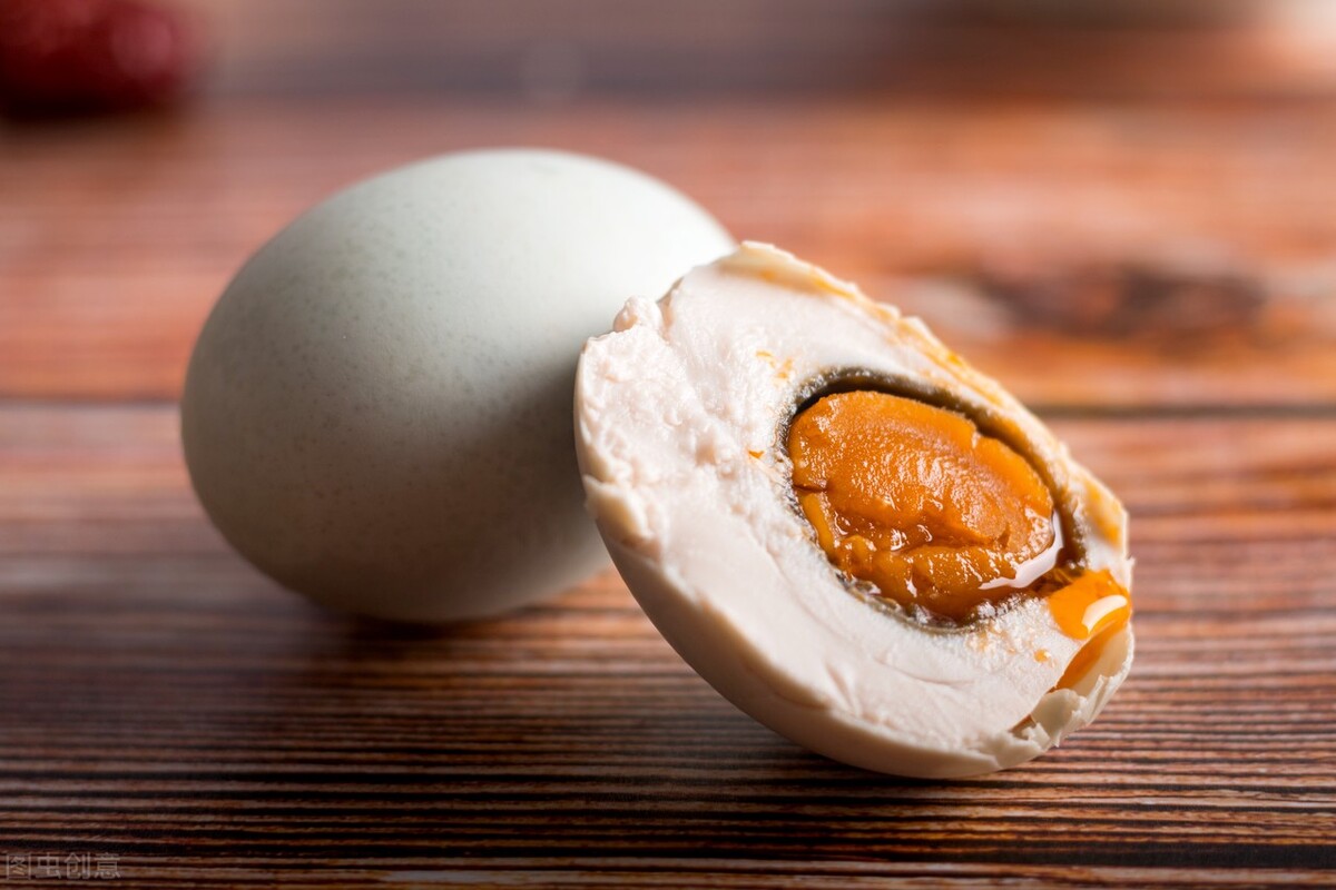 好吃又下饭的咸鸭蛋，教你自己在家腌，个个起沙流油，夏日必备