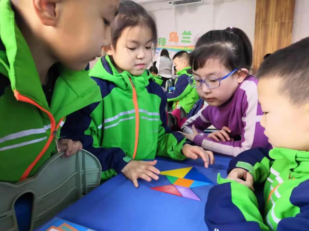 【寓教于乐】敕勒川绿地小学乌兰分校一年级开展​玩转七巧板趣味拼搭活动​
