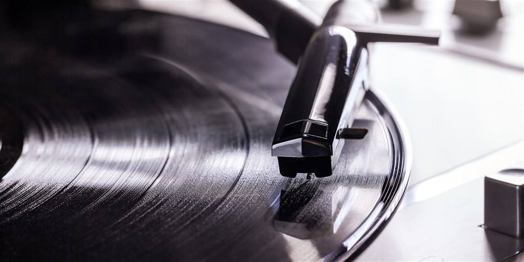 爱迪生为什么一生中都没说过放弃,爱迪生家境贫寒吗