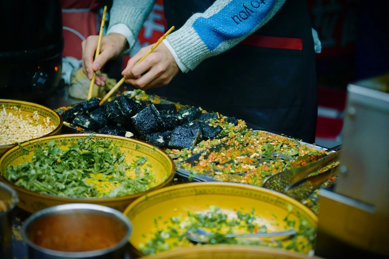 成都建设路美食街和春熙路哪个好,探寻成都更具特点的美食街