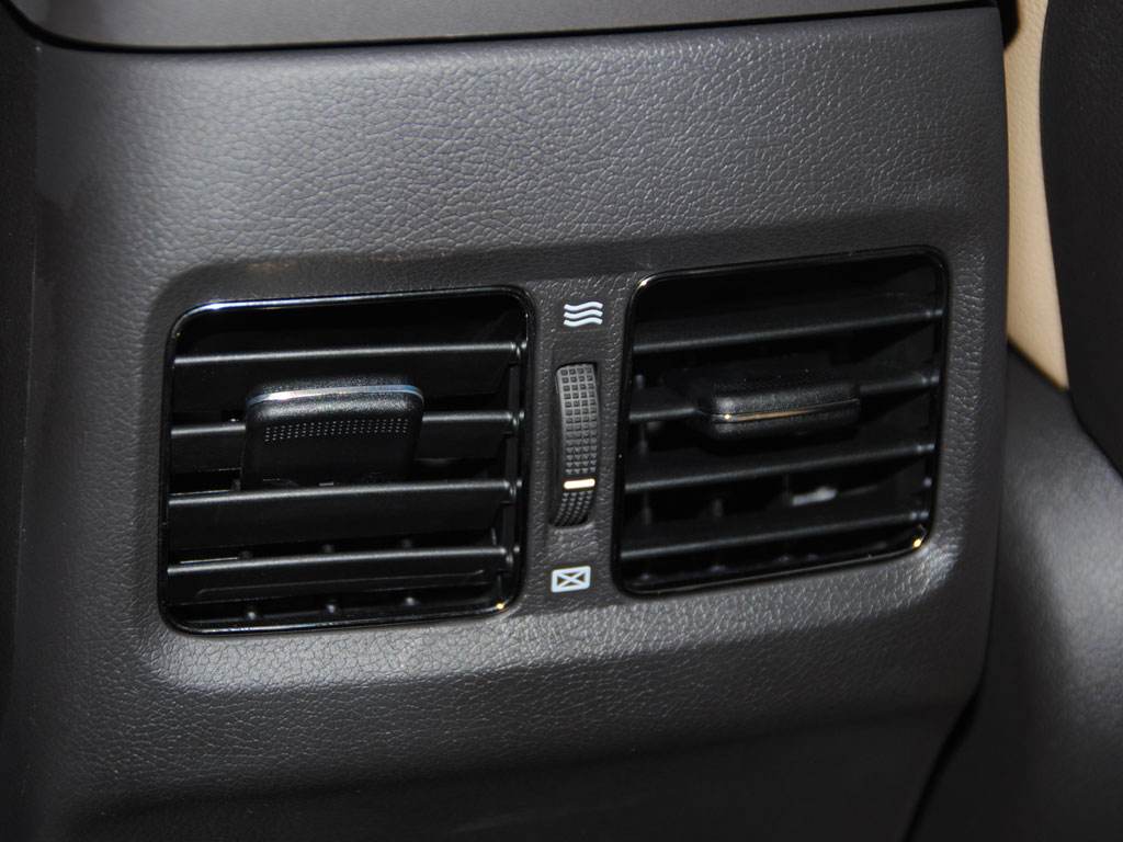 冷天空调暖风耗油吗,为什么冬天开空调暖风不往下面吹