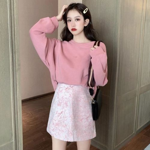 粉色裙子搭配上衣什么颜色好看,粉色渐变上衣配什么颜色裙子