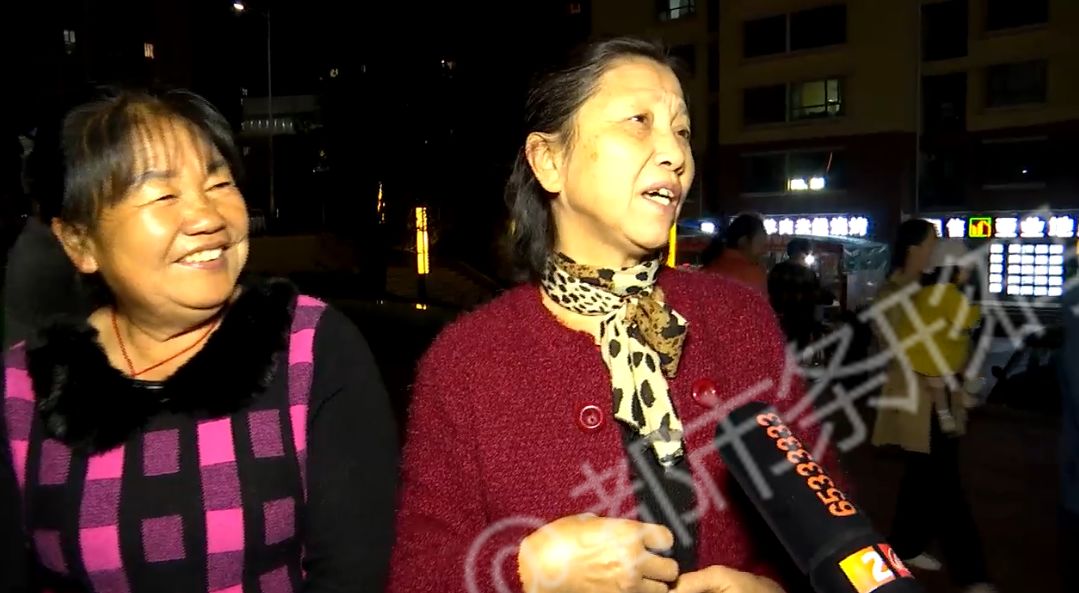 视频走红！小伙混放音响搅乱广场舞，“硬核”大妈拎砖头狂追！网友：大妈腿脚太利索