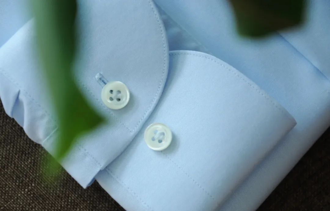 衬衫三大挑选法则解锁春季新时尚,舒适耐穿的基础款长袖衬衫