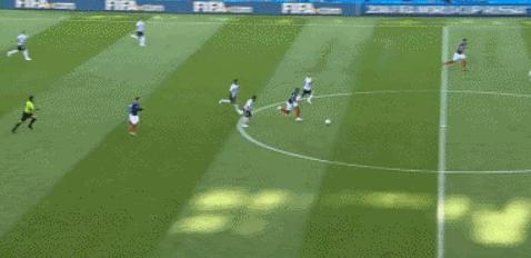 足球运动员腿型,足球运动员的脚越小越好吗